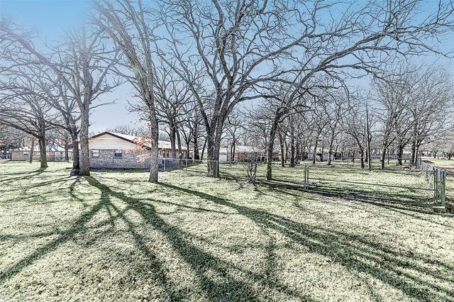 220 Tanglewood Street, Bowie, TX 76230