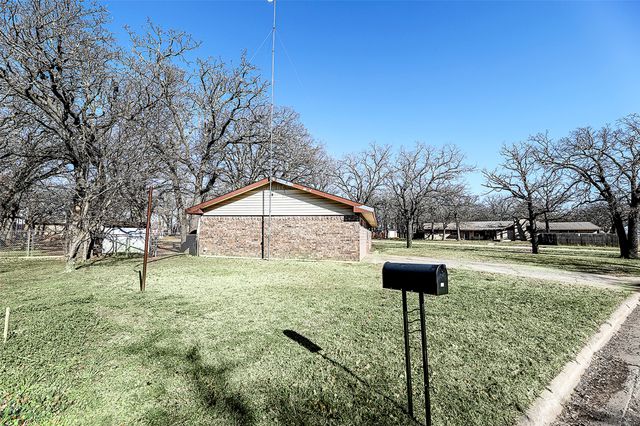 220 Tanglewood Street, Bowie, TX 76230