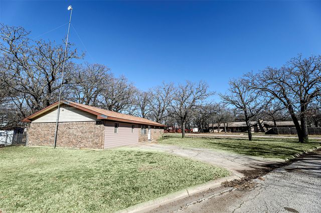 220 Tanglewood Street, Bowie, TX 76230
