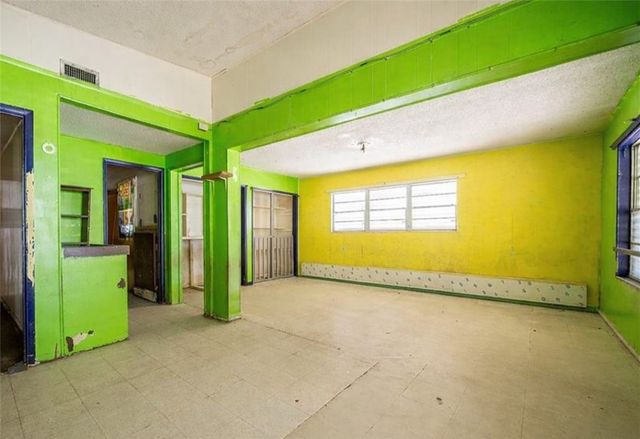 1035 W Goodnight Ave, Aransas Pass, TX 78336