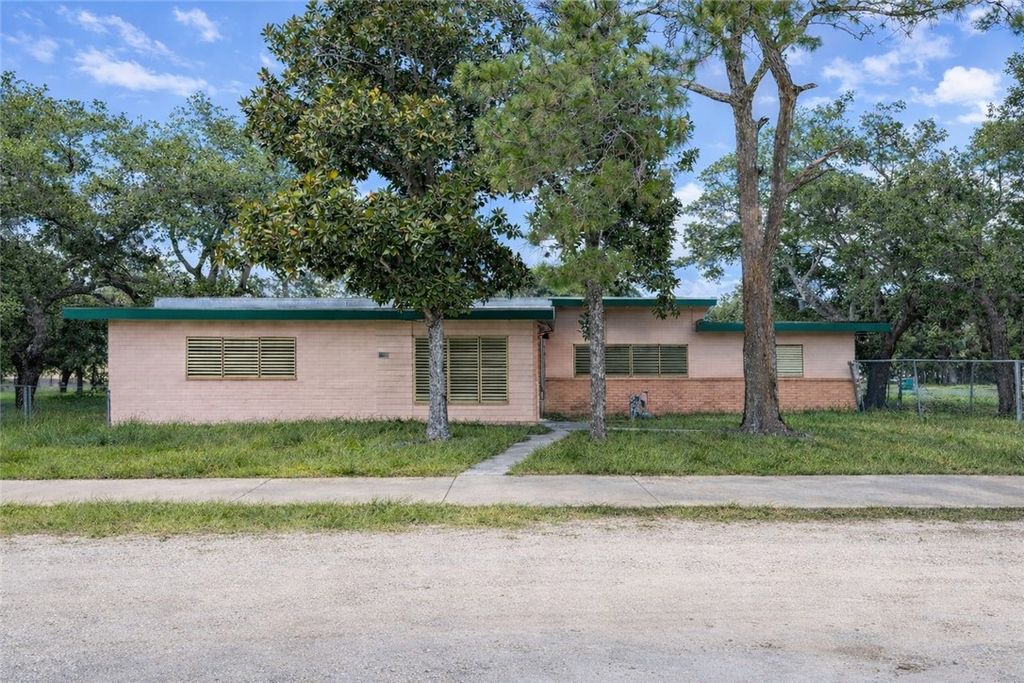 1035 W Goodnight Ave, Aransas Pass, TX 78336