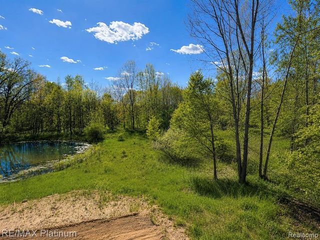 2233 Knotty Pine Trail, Howell, MI 48855