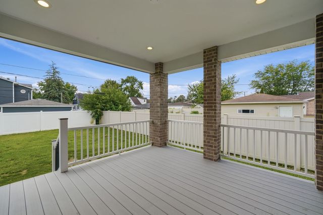 6939 W 95th Place, Oak Lawn, IL 60453