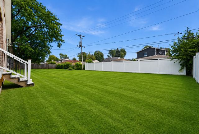 6939 W 95th Place, Oak Lawn, IL 60453