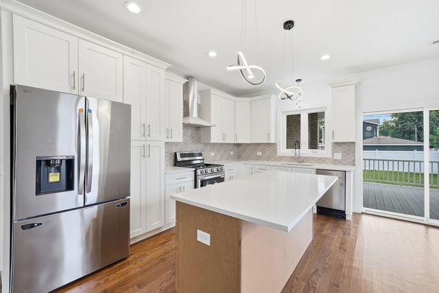 6939 W 95th Place, Oak Lawn, IL 60453