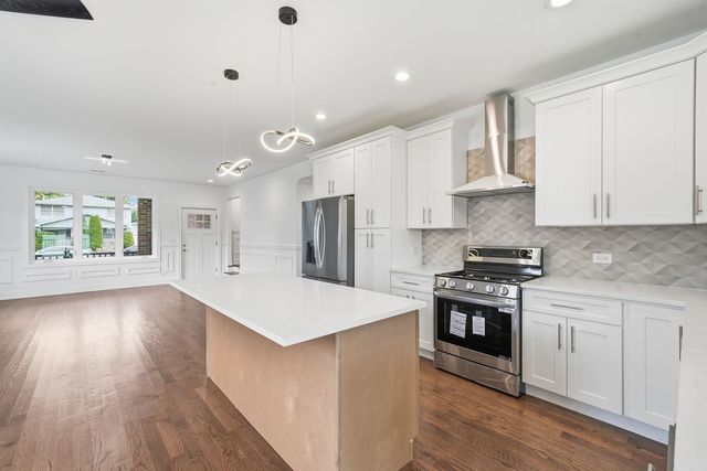 6939 W 95th Place, Oak Lawn, IL 60453
