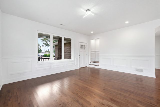 6939 W 95th Place, Oak Lawn, IL 60453