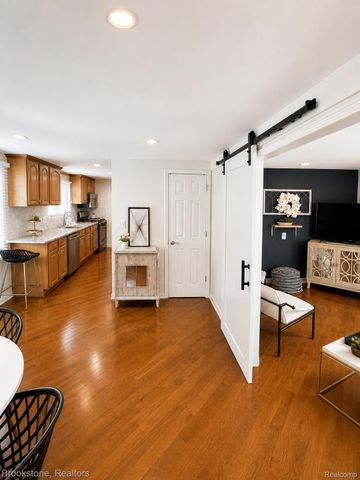 313 N Castell Avenue, Rochester, MI 48307