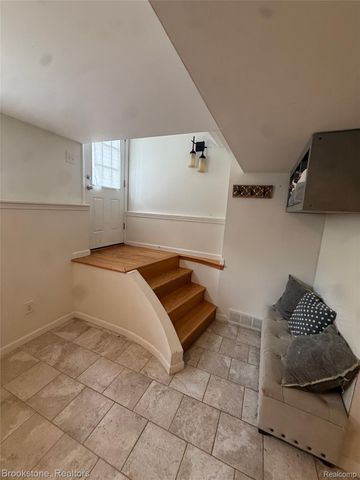 313 N Castell Avenue, Rochester, MI 48307
