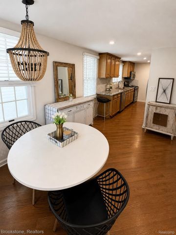 313 N Castell Avenue, Rochester, MI 48307