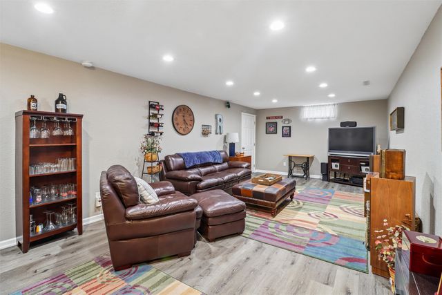 5905 Crabapple Lane, Johnston, IA 50131