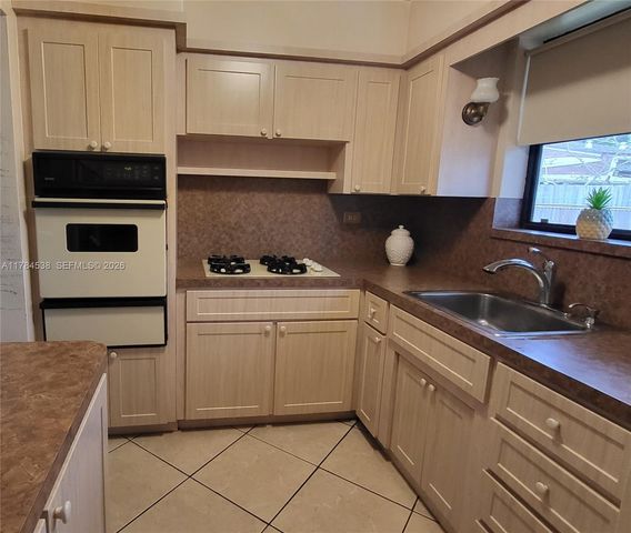 521 N 70th Way, Hollywood, FL 33024