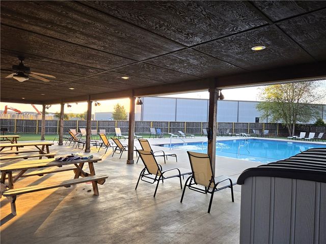 454 Frizzo Street, Tontitown, AR 72762
