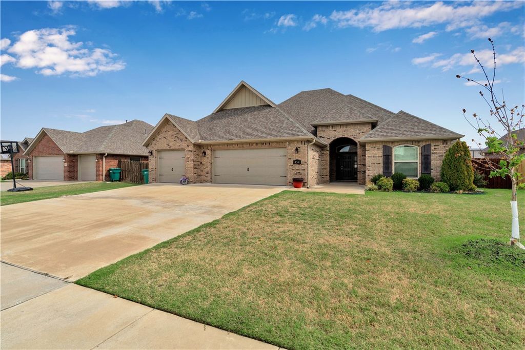 454 Frizzo Street, Tontitown, AR 72762
