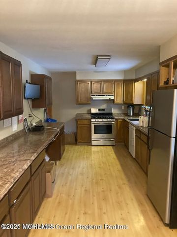 2 Lloyd Place, Oakhurst, NJ 07755