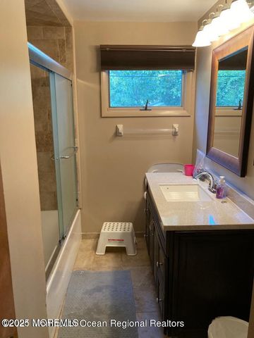 2 Lloyd Place, Oakhurst, NJ 07755