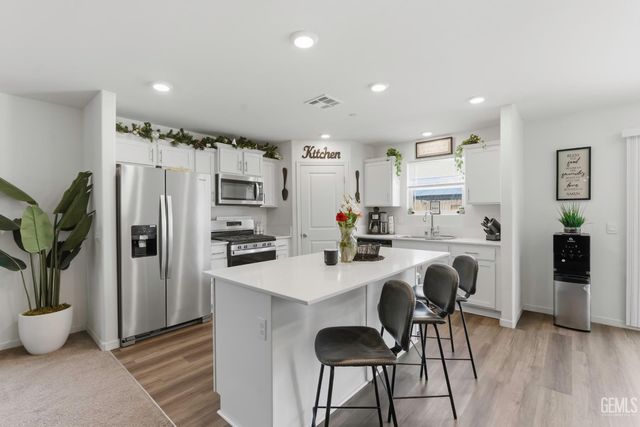 8716 Akero Avenue, Bakersfield, CA 93307