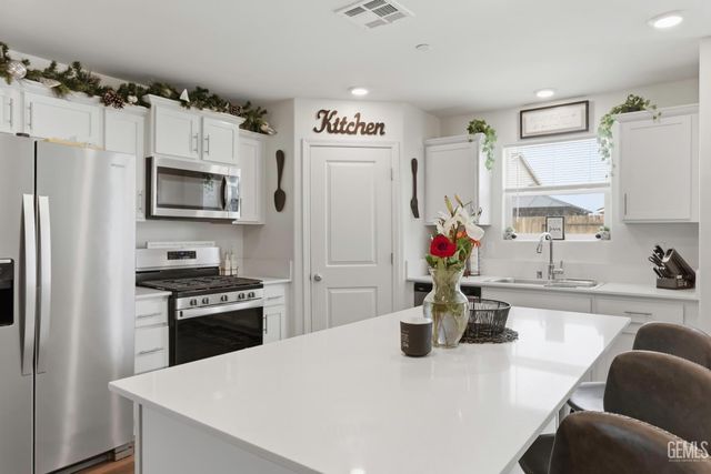 8716 Akero Avenue, Bakersfield, CA 93307