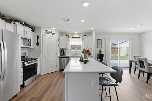 8716 Akero Avenue, Bakersfield, CA 93307