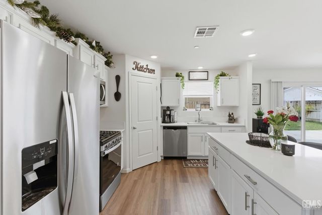 8716 Akero Avenue, Bakersfield, CA 93307