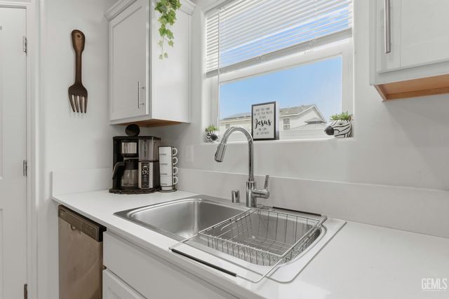 8716 Akero Avenue, Bakersfield, CA 93307