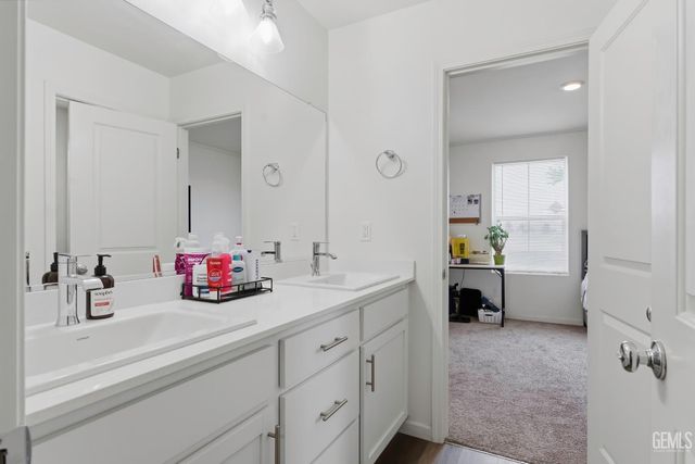 8716 Akero Avenue, Bakersfield, CA 93307