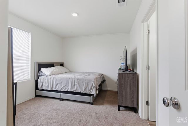 8716 Akero Avenue, Bakersfield, CA 93307