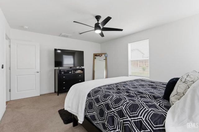 8716 Akero Avenue, Bakersfield, CA 93307