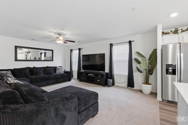 8716 Akero Avenue, Bakersfield, CA 93307