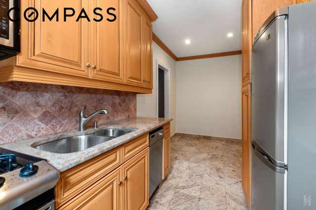 2540 31st Ave Apt 6E, New York City, NY 11106