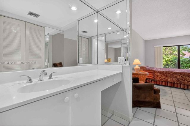 9937 NW 9th St. Cir. 13-19, Miami, FL 33172