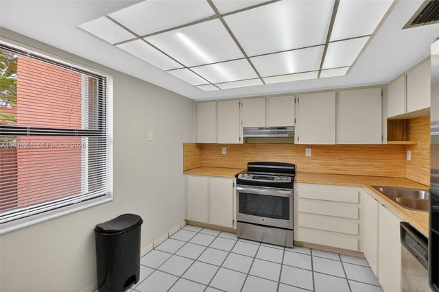 9937 NW 9th St. Cir. 13-19, Miami, FL 33172