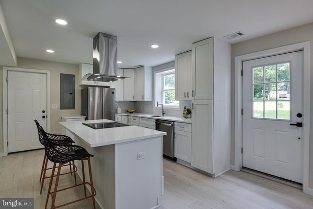 8426 WOODLAWN ST, Alexandria, VA 22309