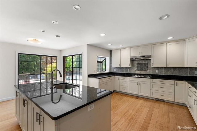 5353 W Bloomfield Lake Road, West Bloomfield, MI 48323