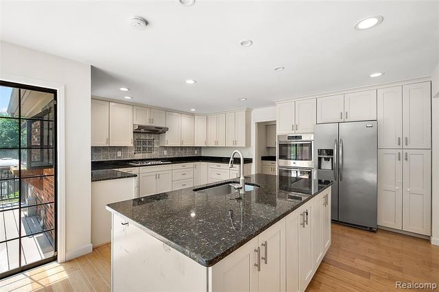 5353 W Bloomfield Lake Road, West Bloomfield, MI 48323