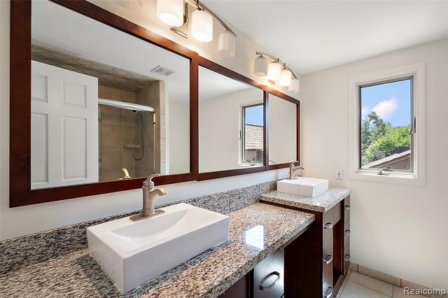 5353 W Bloomfield Lake Road, West Bloomfield, MI 48323