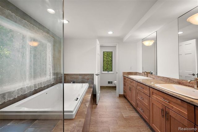 5353 W Bloomfield Lake Road, West Bloomfield, MI 48323