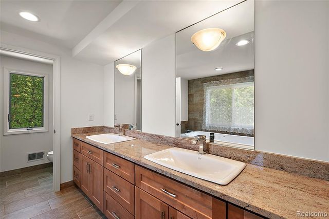 5353 W Bloomfield Lake Road, West Bloomfield, MI 48323