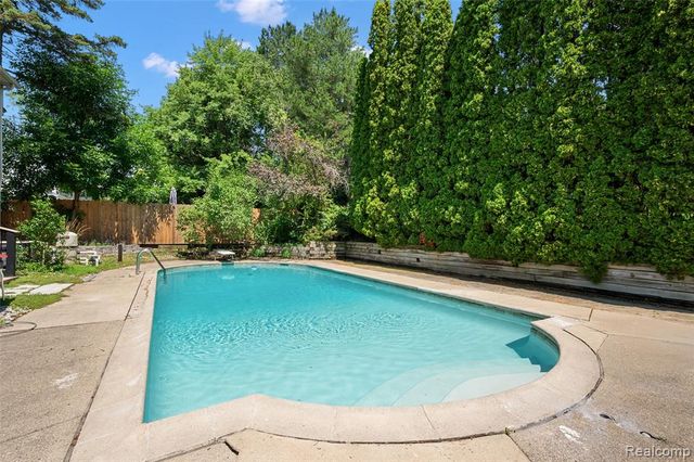 5353 W Bloomfield Lake Road, West Bloomfield, MI 48323