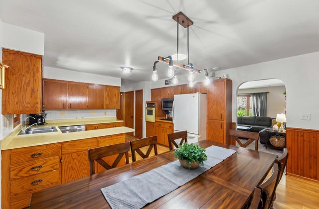 530 Oak TERRACE, Slinger, WI 53086