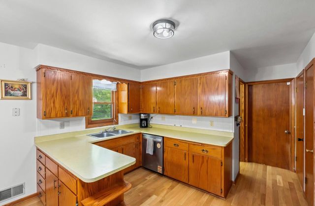 530 Oak TERRACE, Slinger, WI 53086