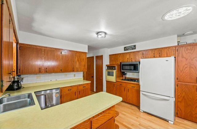 530 Oak TERRACE, Slinger, WI 53086