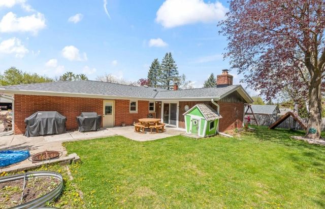 530 Oak TERRACE, Slinger, WI 53086