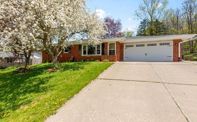 530 Oak TERRACE, Slinger, WI 53086