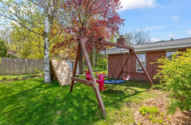 530 Oak TERRACE, Slinger, WI 53086