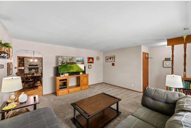 530 Oak TERRACE, Slinger, WI 53086