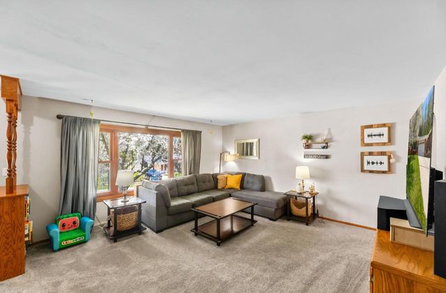 530 Oak TERRACE, Slinger, WI 53086