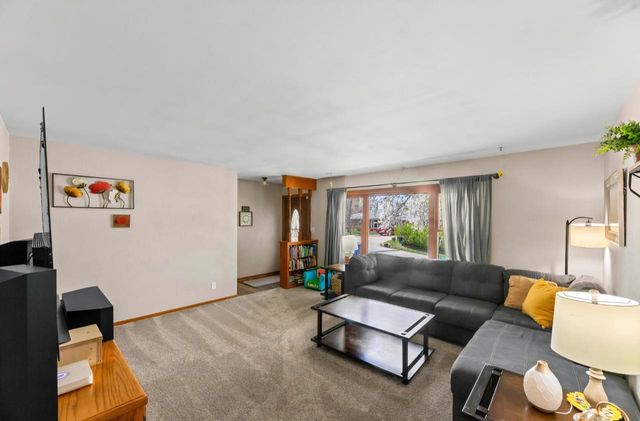 530 Oak TERRACE, Slinger, WI 53086