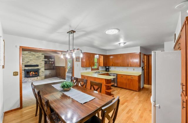 530 Oak TERRACE, Slinger, WI 53086