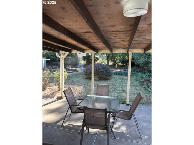 1724 Ne MORGAN St, Portland, OR 97211